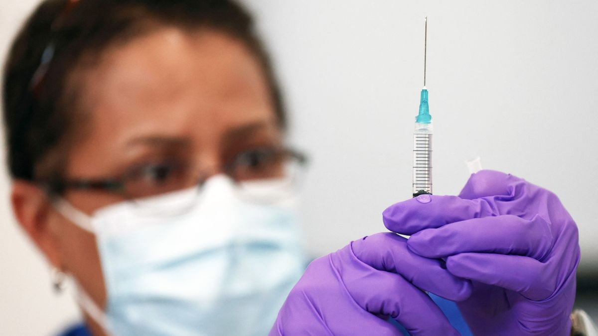 Firmy přitvrdily v podpoře očkování. Slibují tisíce korun i týden volna navíc